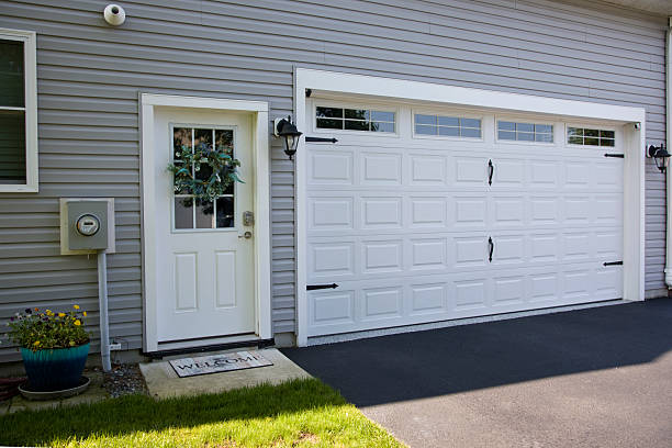 24/7 Emergency Garage Door Panel Replacement experts in Mendenhall, MS
